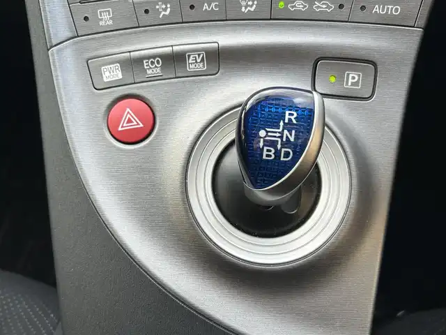 トヨタ プリウス S 大阪府 2015(平27)年 1.6万km ホワイトパールクリスタルシャイン トヨタ純正7インチSDナビ（NSZT-W64）/・バックカメラ/・フルセグテレビ/・CD/DVD/・Bluetooth/・AM/FM/前方ドライブレコーダー/ビルトインETC/純正フロアマット/オートライト/ダブル＋サイドSRSエアバッグ/カーテンエアバッグ/スマートキー/プッシュスタート/アイドリングストップ/取扱説明書/保証書/点検整備記録簿（R7/R6/R4/R2/H30）