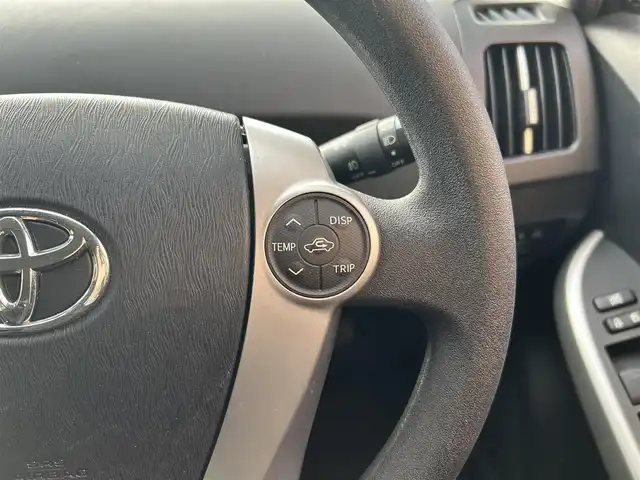 トヨタ プリウス S 大阪府 2015(平27)年 1.6万km ホワイトパールクリスタルシャイン トヨタ純正7インチSDナビ（NSZT-W64）/・バックカメラ/・フルセグテレビ/・CD/DVD/・Bluetooth/・AM/FM/前方ドライブレコーダー/ビルトインETC/純正フロアマット/オートライト/ダブル＋サイドSRSエアバッグ/カーテンエアバッグ/スマートキー/プッシュスタート/アイドリングストップ/取扱説明書/保証書/点検整備記録簿（R7/R6/R4/R2/H30）