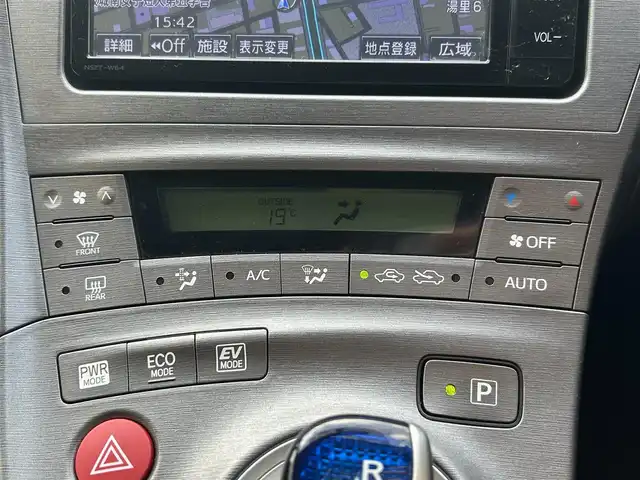 トヨタ プリウス S 大阪府 2015(平27)年 1.6万km ホワイトパールクリスタルシャイン トヨタ純正7インチSDナビ（NSZT-W64）/・バックカメラ/・フルセグテレビ/・CD/DVD/・Bluetooth/・AM/FM/前方ドライブレコーダー/ビルトインETC/純正フロアマット/オートライト/ダブル＋サイドSRSエアバッグ/カーテンエアバッグ/スマートキー/プッシュスタート/アイドリングストップ/取扱説明書/保証書/点検整備記録簿（R7/R6/R4/R2/H30）