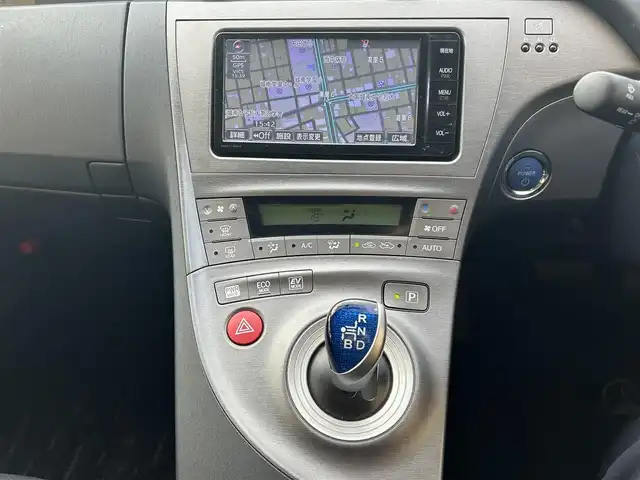 トヨタ プリウス S 大阪府 2015(平27)年 1.6万km ホワイトパールクリスタルシャイン トヨタ純正7インチSDナビ（NSZT-W64）/・バックカメラ/・フルセグテレビ/・CD/DVD/・Bluetooth/・AM/FM/前方ドライブレコーダー/ビルトインETC/純正フロアマット/オートライト/ダブル＋サイドSRSエアバッグ/カーテンエアバッグ/スマートキー/プッシュスタート/アイドリングストップ/取扱説明書/保証書/点検整備記録簿（R7/R6/R4/R2/H30）