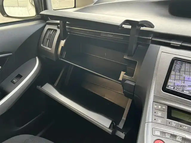 トヨタ プリウス S 大阪府 2015(平27)年 1.6万km ホワイトパールクリスタルシャイン トヨタ純正7インチSDナビ（NSZT-W64）/・バックカメラ/・フルセグテレビ/・CD/DVD/・Bluetooth/・AM/FM/前方ドライブレコーダー/ビルトインETC/純正フロアマット/オートライト/ダブル＋サイドSRSエアバッグ/カーテンエアバッグ/スマートキー/プッシュスタート/アイドリングストップ/取扱説明書/保証書/点検整備記録簿（R7/R6/R4/R2/H30）