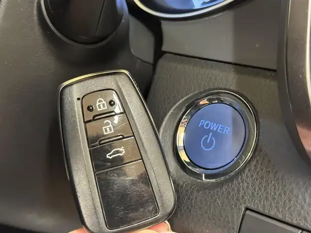 トヨタ カムリ G レザーパッケージ 群馬県 2017(平29)年 2.1万km プラチナホワイトパールマイカ トヨタセーフティセンス/プリクラッシュセーフティ/レーンディパーチャーアラート/レーダークルーズコントロール/オートマチックハイビーム/ブラインドスポットモニター/リアクロストラフィックアラート/ヘッドアップディスプレイ/クリアランスソナー/サンルーフ/メーカーオプションナビ/　フルセグ/BT/CD/DVD/SD/USB/AUX/レザーシート/モデリスタエアロ/前席シートヒーター/前席パワーシート/バックカメラ/純正18インチAW/純正フロアマット/LEDヘッドライト/フォグランプ/ビルトインETC2.0