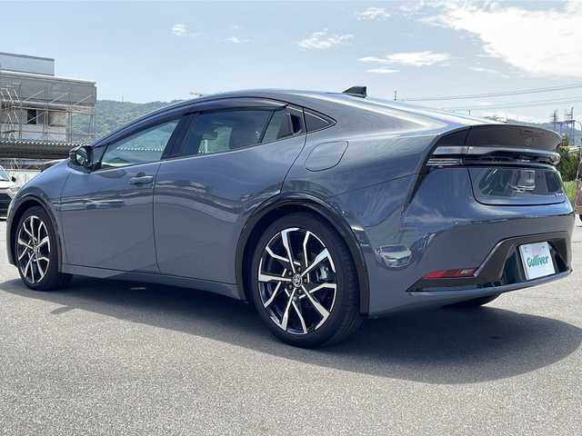 トヨタ プリウス Z 岡山県 2023(令5)年 0.7万km グレー 登録時走行距離6530km/純正12.3インチナビ/全方位カメラ　/トヨタセーフティセンス/・衝突軽減システム　/・横滑り防止装置/・レーンキープアシスト/・レーダークルーズコントロール/ガラスパノラマルーフ/ブラインドスポットモニター/クルーズコントロール/ＥＴＣ２．０　/電動リアゲート/ワイヤレス充電/ＬＥＤライト/パーキングアシスト/ハンドルヒーター/メモリーパワーシート/クリアランスソナー/デジタルインナーミラー/充電ケーブル車載/ブレーキホールド/オートハイビーム/PHV専用純正19インチアルミホイール