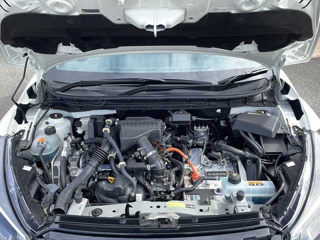 日産 キックス オーテック 佐賀県 2024(令6)年 0.8万km ブリリアントホワイトパール ワンオーナー/社外ナビ（MDV-S810F）/フルセグTV/DVD/Bluetooth/アラウンドビューモニター/プロパイロット/エマージェンシーブレーキ/前後クリアランスソナー/ETC/コンビレザーシート/前席シートヒーター/ハンドルヒーター/インテリジェントルームミラー/ルーフレール/LEDヘットライト/フォグライト/純正17インチアルミホイール/プッシュエンジンスタート/スマートキー×２/取説・保証書