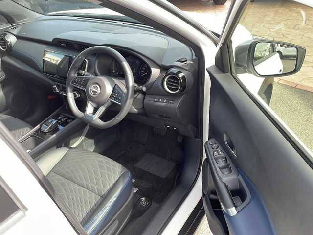 日産 キックス オーテック 佐賀県 2024(令6)年 0.8万km ブリリアントホワイトパール ワンオーナー/社外ナビ（MDV-S810F）/フルセグTV/DVD/Bluetooth/アラウンドビューモニター/プロパイロット/エマージェンシーブレーキ/前後クリアランスソナー/ETC/コンビレザーシート/前席シートヒーター/ハンドルヒーター/インテリジェントルームミラー/ルーフレール/LEDヘットライト/フォグライト/純正17インチアルミホイール/プッシュエンジンスタート/スマートキー×２/取説・保証書