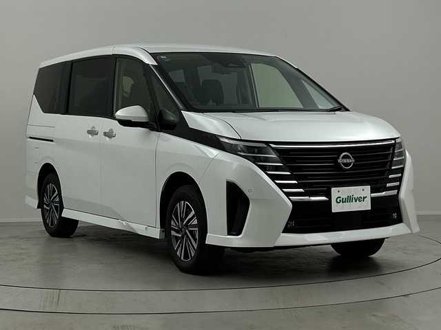 日産 セレナ ハイウェイスター V 福島県 2025(令7)年 0.1千km プリズムホワイト /4WD//プロパイロット//アラウンドビューモニター//エマージェンシーブレーキ//車線逸脱支援システム//ブラインドスポットモニター//コーナーセンサー//デジタルインナーミラー//純正ナビ/・BT.USB.スマホ連携/・フルセグTV//両側パワースライドドア/・ハンズフリースライドドア//電動リアゲート//前席シートヒーター//パドルシフト//ステアリングスイッチ//ビルトインETC2.0//ドライブレコーダー（FR）//プッシュスタート//スマートキー×2//電動パーキングブレーキ//置くだけ充電//LEDヘッドライト//純正16インチAW