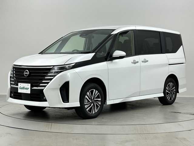 日産 セレナ ハイウェイスター V 福島県 2025(令7)年 0.1千km プリズムホワイト /4WD//プロパイロット//アラウンドビューモニター//エマージェンシーブレーキ//車線逸脱支援システム//ブラインドスポットモニター//コーナーセンサー//デジタルインナーミラー//純正ナビ/・BT.USB.スマホ連携/・フルセグTV//両側パワースライドドア/・ハンズフリースライドドア//電動リアゲート//前席シートヒーター//パドルシフト//ステアリングスイッチ//ビルトインETC2.0//ドライブレコーダー（FR）//プッシュスタート//スマートキー×2//電動パーキングブレーキ//置くだけ充電//LEDヘッドライト//純正16インチAW