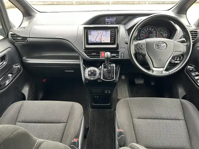トヨタ ヴォクシー V 富山県 2019(平31)年 6.6万km ブラック 4WD/クルーズコントロール/コーナーセンサー/衝突被害軽減システム/レーンキープアシスト/横滑り防止装置/盗難防止装置/オートマチックハイビーム/電動両側パワースライドドア/フロントワイパーデアイサー/純正SDナビ/フルセグTV/ドライブレコーダー/Bluetooth/DVD再生/バックカメラ/ビルトインETC/シートヒーターD＋N席/ドアバイザー