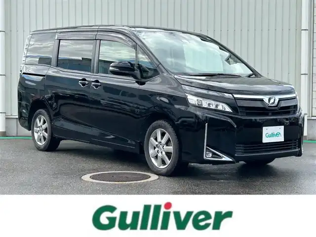 トヨタ ヴォクシー V 富山県 2019(平31)年 6.6万km ブラック 4WD/クルーズコントロール/コーナーセンサー/衝突被害軽減システム/レーンキープアシスト/横滑り防止装置/盗難防止装置/オートマチックハイビーム/電動両側パワースライドドア/フロントワイパーデアイサー/純正SDナビ/フルセグTV/ドライブレコーダー/Bluetooth/DVD再生/バックカメラ/ビルトインETC/シートヒーターD＋N席/ドアバイザー