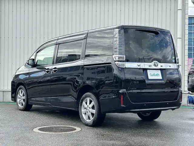 トヨタ ヴォクシー V 富山県 2019(平31)年 6.6万km ブラック 4WD/クルーズコントロール/コーナーセンサー/衝突被害軽減システム/レーンキープアシスト/横滑り防止装置/盗難防止装置/オートマチックハイビーム/電動両側パワースライドドア/フロントワイパーデアイサー/純正SDナビ/フルセグTV/ドライブレコーダー/Bluetooth/DVD再生/バックカメラ/ビルトインETC/シートヒーターD＋N席/ドアバイザー