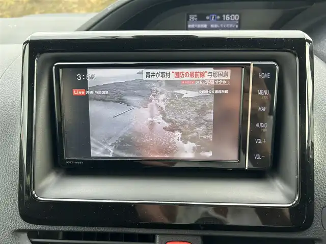 トヨタ ヴォクシー V 富山県 2019(平31)年 6.6万km ブラック 4WD/クルーズコントロール/コーナーセンサー/衝突被害軽減システム/レーンキープアシスト/横滑り防止装置/盗難防止装置/オートマチックハイビーム/電動両側パワースライドドア/フロントワイパーデアイサー/純正SDナビ/フルセグTV/ドライブレコーダー/Bluetooth/DVD再生/バックカメラ/ビルトインETC/シートヒーターD＋N席/ドアバイザー