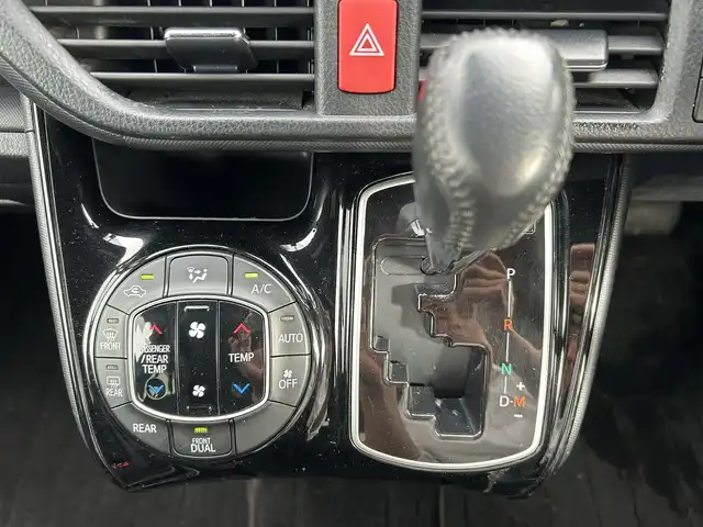 トヨタ ヴォクシー V 富山県 2019(平31)年 6.6万km ブラック 4WD/クルーズコントロール/コーナーセンサー/衝突被害軽減システム/レーンキープアシスト/横滑り防止装置/盗難防止装置/オートマチックハイビーム/電動両側パワースライドドア/フロントワイパーデアイサー/純正SDナビ/フルセグTV/ドライブレコーダー/Bluetooth/DVD再生/バックカメラ/ビルトインETC/シートヒーターD＋N席/ドアバイザー