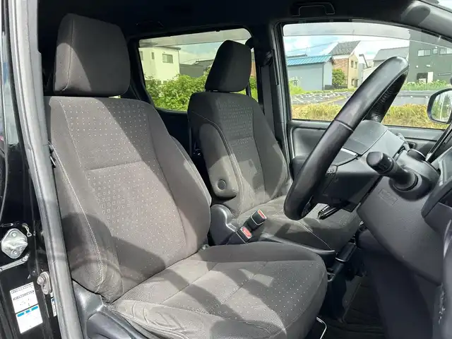 トヨタ ヴォクシー V 富山県 2019(平31)年 6.6万km ブラック 4WD/クルーズコントロール/コーナーセンサー/衝突被害軽減システム/レーンキープアシスト/横滑り防止装置/盗難防止装置/オートマチックハイビーム/電動両側パワースライドドア/フロントワイパーデアイサー/純正SDナビ/フルセグTV/ドライブレコーダー/Bluetooth/DVD再生/バックカメラ/ビルトインETC/シートヒーターD＋N席/ドアバイザー