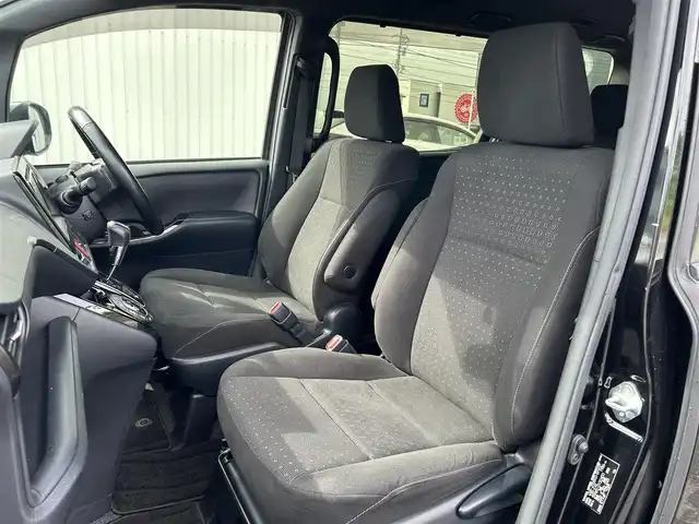 トヨタ ヴォクシー V 富山県 2019(平31)年 6.6万km ブラック 4WD/クルーズコントロール/コーナーセンサー/衝突被害軽減システム/レーンキープアシスト/横滑り防止装置/盗難防止装置/オートマチックハイビーム/電動両側パワースライドドア/フロントワイパーデアイサー/純正SDナビ/フルセグTV/ドライブレコーダー/Bluetooth/DVD再生/バックカメラ/ビルトインETC/シートヒーターD＋N席/ドアバイザー