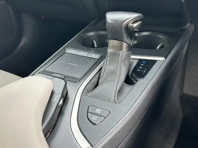 レクサス ＵＸ 250h バージョンC 栃木県 2020(令2)年 5.2万km グラファイトブラックガラスフレーク レクサスセーフティシステムプラス/三眼LEDヘッドライト/純正ナビ/フルセグTV/DVD/Bluetooth/USB/パノラミックビューモニター/ビルトインETC/ドライブレコーダー/L_texコバルトシート/前席パワーシート/前席シートヒーター/パワーバックドア/レーダークルーズコントロール/プッシュスタート/ステアリングリモコン/LEDフォグランプ/純正17インチAW/アイドリングストップ/横滑り防止装置/ハンドルヒーター/電動格納ミラー/クリアランスソナー