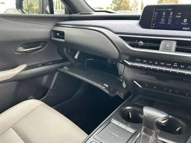 レクサス ＵＸ 250h バージョンC 栃木県 2020(令2)年 5.2万km グラファイトブラックガラスフレーク レクサスセーフティシステムプラス/三眼LEDヘッドライト/純正ナビ/フルセグTV/DVD/Bluetooth/USB/パノラミックビューモニター/ビルトインETC/ドライブレコーダー/L_texコバルトシート/前席パワーシート/前席シートヒーター/パワーバックドア/レーダークルーズコントロール/プッシュスタート/ステアリングリモコン/LEDフォグランプ/純正17インチAW/アイドリングストップ/横滑り防止装置/ハンドルヒーター/電動格納ミラー/クリアランスソナー