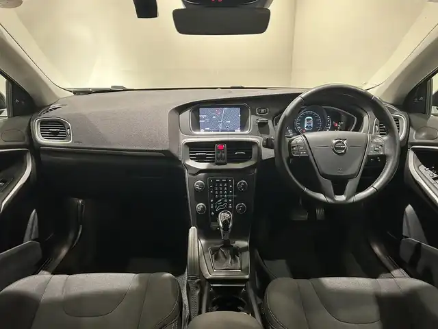 ボルボ Ｖ４０ T2 キネティック 愛知県 2018(平30)年 3.9万km オニキスブラックP SIPS（側面衝撃吸収システム）/スポーツモード付ESC（エレクトロニック・スタビリティ・コントロール）/IC（インフレータブルカーテン）-/頭部側面衝撃吸収エアバッグ /WHIPS（後部衝撃吸収リクライニング機構付フロントシート）/純正ナビ/Bluetooth/バックカメラ/CD/DVD/HDD/ACC/LEDヘッドライト/ETC/ドライブレコーダー/プッシュスタート/ウィンカーミラー/アイドリングストップ