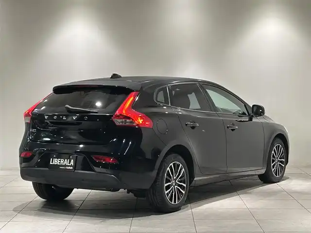 ボルボ Ｖ４０ T2 キネティック 愛知県 2018(平30)年 3.9万km オニキスブラックP SIPS（側面衝撃吸収システム）/スポーツモード付ESC（エレクトロニック・スタビリティ・コントロール）/IC（インフレータブルカーテン）-/頭部側面衝撃吸収エアバッグ /WHIPS（後部衝撃吸収リクライニング機構付フロントシート）/純正ナビ/Bluetooth/バックカメラ/CD/DVD/HDD/ACC/LEDヘッドライト/ETC/ドライブレコーダー/プッシュスタート/ウィンカーミラー/アイドリングストップ