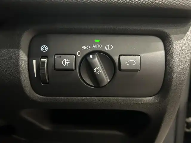 ボルボ Ｖ４０ T2 キネティック 愛知県 2018(平30)年 3.9万km オニキスブラックP SIPS（側面衝撃吸収システム）/スポーツモード付ESC（エレクトロニック・スタビリティ・コントロール）/IC（インフレータブルカーテン）-/頭部側面衝撃吸収エアバッグ /WHIPS（後部衝撃吸収リクライニング機構付フロントシート）/純正ナビ/Bluetooth/バックカメラ/CD/DVD/HDD/ACC/LEDヘッドライト/ETC/ドライブレコーダー/プッシュスタート/ウィンカーミラー/アイドリングストップ