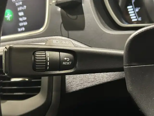 ボルボ Ｖ４０ T2 キネティック 愛知県 2018(平30)年 3.9万km オニキスブラックP SIPS（側面衝撃吸収システム）/スポーツモード付ESC（エレクトロニック・スタビリティ・コントロール）/IC（インフレータブルカーテン）-/頭部側面衝撃吸収エアバッグ /WHIPS（後部衝撃吸収リクライニング機構付フロントシート）/純正ナビ/Bluetooth/バックカメラ/CD/DVD/HDD/ACC/LEDヘッドライト/ETC/ドライブレコーダー/プッシュスタート/ウィンカーミラー/アイドリングストップ