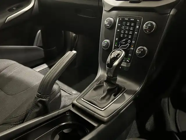 ボルボ Ｖ４０ T2 キネティック 愛知県 2018(平30)年 3.9万km オニキスブラックP SIPS（側面衝撃吸収システム）/スポーツモード付ESC（エレクトロニック・スタビリティ・コントロール）/IC（インフレータブルカーテン）-/頭部側面衝撃吸収エアバッグ /WHIPS（後部衝撃吸収リクライニング機構付フロントシート）/純正ナビ/Bluetooth/バックカメラ/CD/DVD/HDD/ACC/LEDヘッドライト/ETC/ドライブレコーダー/プッシュスタート/ウィンカーミラー/アイドリングストップ