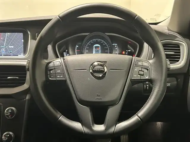 ボルボ Ｖ４０ T2 キネティック 愛知県 2018(平30)年 3.9万km オニキスブラックP SIPS（側面衝撃吸収システム）/スポーツモード付ESC（エレクトロニック・スタビリティ・コントロール）/IC（インフレータブルカーテン）-/頭部側面衝撃吸収エアバッグ /WHIPS（後部衝撃吸収リクライニング機構付フロントシート）/純正ナビ/Bluetooth/バックカメラ/CD/DVD/HDD/ACC/LEDヘッドライト/ETC/ドライブレコーダー/プッシュスタート/ウィンカーミラー/アイドリングストップ
