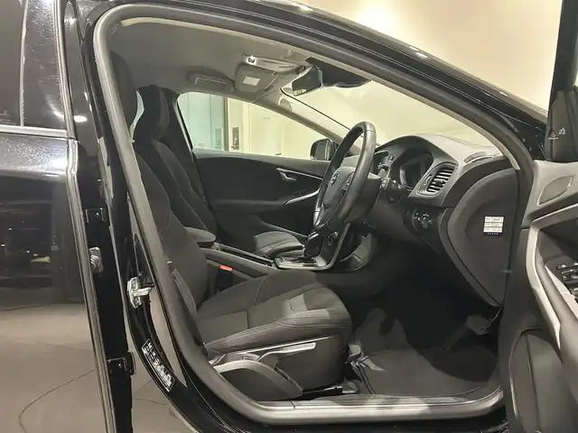 ボルボ Ｖ４０ T2 キネティック 愛知県 2018(平30)年 3.9万km オニキスブラックP SIPS（側面衝撃吸収システム）/スポーツモード付ESC（エレクトロニック・スタビリティ・コントロール）/IC（インフレータブルカーテン）-/頭部側面衝撃吸収エアバッグ /WHIPS（後部衝撃吸収リクライニング機構付フロントシート）/純正ナビ/Bluetooth/バックカメラ/CD/DVD/HDD/ACC/LEDヘッドライト/ETC/ドライブレコーダー/プッシュスタート/ウィンカーミラー/アイドリングストップ