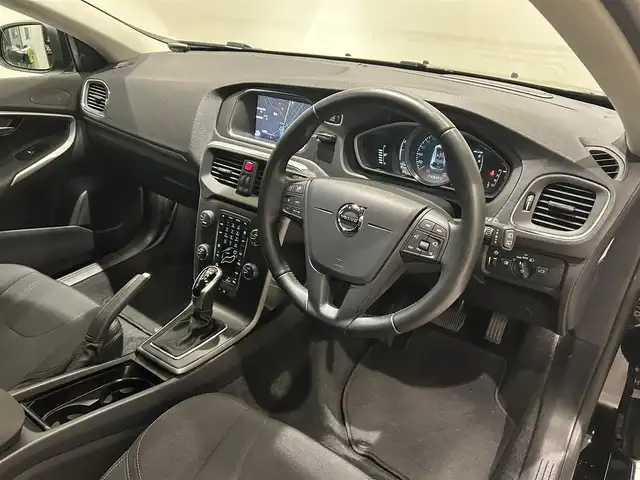 ボルボ Ｖ４０ T2 キネティック 愛知県 2018(平30)年 3.9万km オニキスブラックP SIPS（側面衝撃吸収システム）/スポーツモード付ESC（エレクトロニック・スタビリティ・コントロール）/IC（インフレータブルカーテン）-/頭部側面衝撃吸収エアバッグ /WHIPS（後部衝撃吸収リクライニング機構付フロントシート）/純正ナビ/Bluetooth/バックカメラ/CD/DVD/HDD/ACC/LEDヘッドライト/ETC/ドライブレコーダー/プッシュスタート/ウィンカーミラー/アイドリングストップ