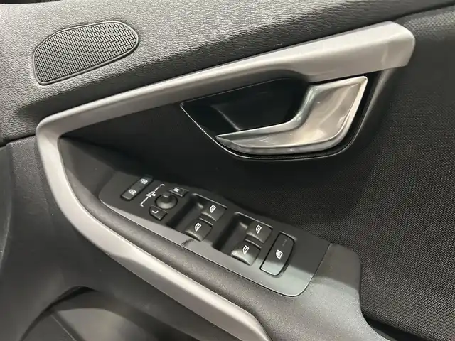 ボルボ Ｖ４０ T2 キネティック 愛知県 2018(平30)年 3.9万km オニキスブラックP SIPS（側面衝撃吸収システム）/スポーツモード付ESC（エレクトロニック・スタビリティ・コントロール）/IC（インフレータブルカーテン）-/頭部側面衝撃吸収エアバッグ /WHIPS（後部衝撃吸収リクライニング機構付フロントシート）/純正ナビ/Bluetooth/バックカメラ/CD/DVD/HDD/ACC/LEDヘッドライト/ETC/ドライブレコーダー/プッシュスタート/ウィンカーミラー/アイドリングストップ