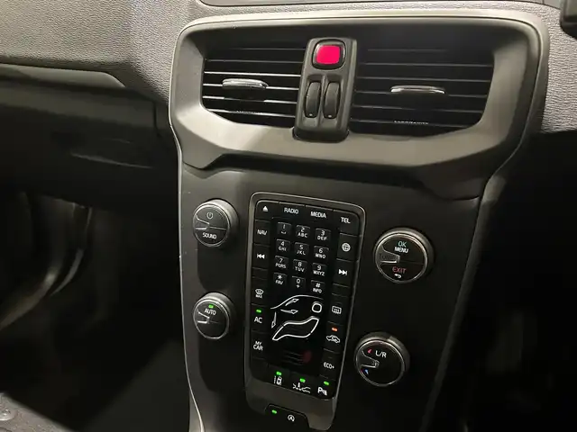 ボルボ Ｖ４０ T2 キネティック 愛知県 2018(平30)年 3.9万km オニキスブラックP SIPS（側面衝撃吸収システム）/スポーツモード付ESC（エレクトロニック・スタビリティ・コントロール）/IC（インフレータブルカーテン）-/頭部側面衝撃吸収エアバッグ /WHIPS（後部衝撃吸収リクライニング機構付フロントシート）/純正ナビ/Bluetooth/バックカメラ/CD/DVD/HDD/ACC/LEDヘッドライト/ETC/ドライブレコーダー/プッシュスタート/ウィンカーミラー/アイドリングストップ