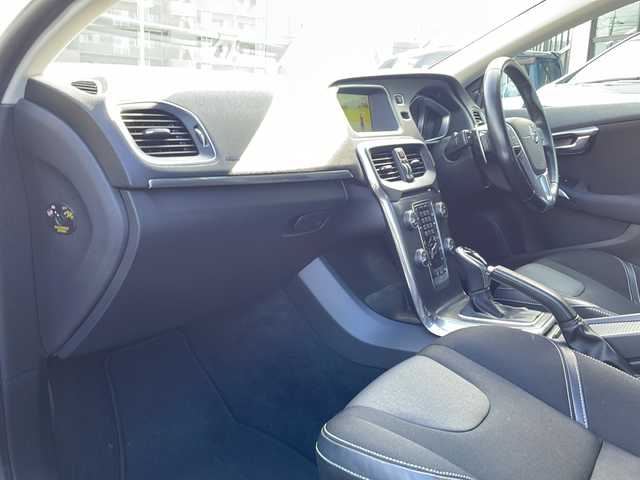 ボルボ Ｖ４０ D4 長野県 2016(平28)年 4万km 白 純正HDDナビ/Bluetooth Audio/フルセグテレビ/バックカメラ/純正17インチアルミホイール/ブラインドスポットモニター/前後ドライブレコーダー/クルーズコントロール/革巻きステアリング/ステアリングスイッチ/コーナーセンサー/車線逸脱警報/パドルシフト/パワーシート/HIDヘッドライト/オートライト/ウィンカーミラー/プッシュスタート/スマートキー/ETC