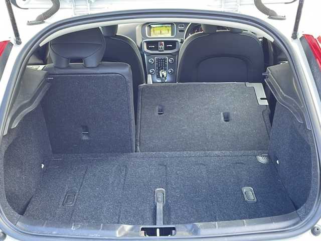 ボルボ Ｖ４０ D4 長野県 2016(平28)年 4万km 白 純正HDDナビ/Bluetooth Audio/フルセグテレビ/バックカメラ/純正17インチアルミホイール/ブラインドスポットモニター/前後ドライブレコーダー/クルーズコントロール/革巻きステアリング/ステアリングスイッチ/コーナーセンサー/車線逸脱警報/パドルシフト/パワーシート/HIDヘッドライト/オートライト/ウィンカーミラー/プッシュスタート/スマートキー/ETC