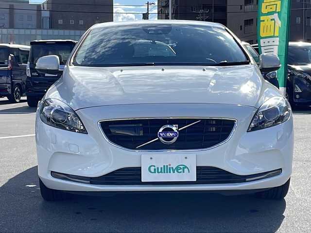 ボルボ Ｖ４０ D4 長野県 2016(平28)年 4万km 白 純正HDDナビ/Bluetooth Audio/フルセグテレビ/バックカメラ/純正17インチアルミホイール/ブラインドスポットモニター/前後ドライブレコーダー/クルーズコントロール/革巻きステアリング/ステアリングスイッチ/コーナーセンサー/車線逸脱警報/パドルシフト/パワーシート/HIDヘッドライト/オートライト/ウィンカーミラー/プッシュスタート/スマートキー/ETC