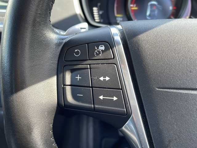ボルボ Ｖ４０ D4 長野県 2016(平28)年 4万km 白 純正HDDナビ/Bluetooth Audio/フルセグテレビ/バックカメラ/純正17インチアルミホイール/ブラインドスポットモニター/前後ドライブレコーダー/クルーズコントロール/革巻きステアリング/ステアリングスイッチ/コーナーセンサー/車線逸脱警報/パドルシフト/パワーシート/HIDヘッドライト/オートライト/ウィンカーミラー/プッシュスタート/スマートキー/ETC