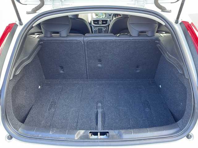 ボルボ Ｖ４０ D4 長野県 2016(平28)年 4万km 白 純正HDDナビ/Bluetooth Audio/フルセグテレビ/バックカメラ/純正17インチアルミホイール/ブラインドスポットモニター/前後ドライブレコーダー/クルーズコントロール/革巻きステアリング/ステアリングスイッチ/コーナーセンサー/車線逸脱警報/パドルシフト/パワーシート/HIDヘッドライト/オートライト/ウィンカーミラー/プッシュスタート/スマートキー/ETC