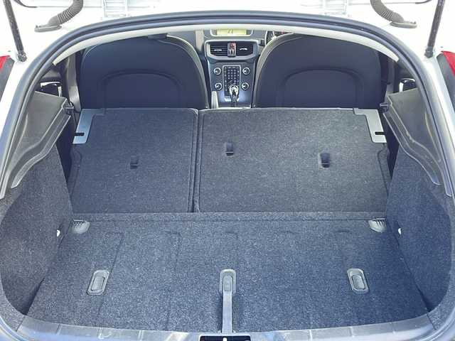 ボルボ Ｖ４０ D4 長野県 2016(平28)年 4万km 白 純正HDDナビ/Bluetooth Audio/フルセグテレビ/バックカメラ/純正17インチアルミホイール/ブラインドスポットモニター/前後ドライブレコーダー/クルーズコントロール/革巻きステアリング/ステアリングスイッチ/コーナーセンサー/車線逸脱警報/パドルシフト/パワーシート/HIDヘッドライト/オートライト/ウィンカーミラー/プッシュスタート/スマートキー/ETC