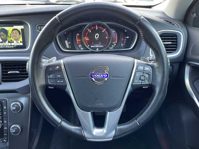 ボルボ Ｖ４０ D4 長野県 2016(平28)年 4万km 白 純正HDDナビ/Bluetooth Audio/フルセグテレビ/バックカメラ/純正17インチアルミホイール/ブラインドスポットモニター/前後ドライブレコーダー/クルーズコントロール/革巻きステアリング/ステアリングスイッチ/コーナーセンサー/車線逸脱警報/パドルシフト/パワーシート/HIDヘッドライト/オートライト/ウィンカーミラー/プッシュスタート/スマートキー/ETC
