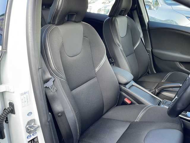 ボルボ Ｖ４０ D4 長野県 2016(平28)年 4万km 白 純正HDDナビ/Bluetooth Audio/フルセグテレビ/バックカメラ/純正17インチアルミホイール/ブラインドスポットモニター/前後ドライブレコーダー/クルーズコントロール/革巻きステアリング/ステアリングスイッチ/コーナーセンサー/車線逸脱警報/パドルシフト/パワーシート/HIDヘッドライト/オートライト/ウィンカーミラー/プッシュスタート/スマートキー/ETC