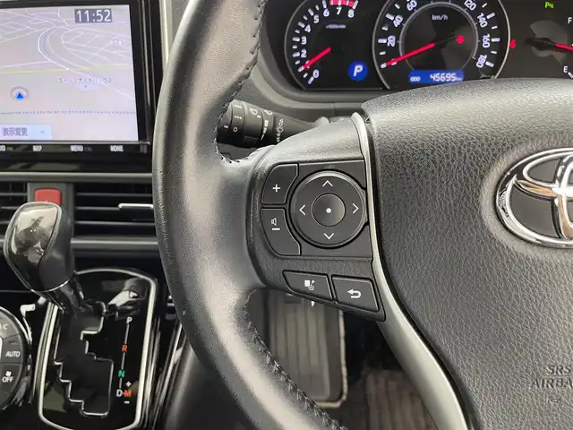 トヨタ ノア Si ダブルバイビーⅢ 滋賀県 2020(令2)年 4.6万km ホワイトパールクリスタルシャイン 純正9インチナビ/・フルセグTV/・Bluetooth/・CD/・DVD/バックカメラ/クルーズコントロール/前後ドライブレコーダー/両側パワースライドドア/ハーフレザーシート/ETC/オートライト/オートハイビーム/ＬＥＤヘッドライト/ＭＴモード付ＡＴ