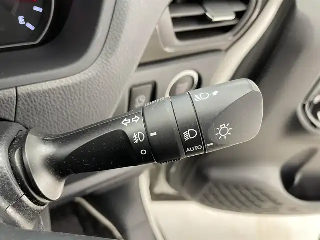 トヨタ ノア Si ダブルバイビーⅢ 滋賀県 2020(令2)年 4.6万km ホワイトパールクリスタルシャイン 純正9インチナビ/・フルセグTV/・Bluetooth/・CD/・DVD/バックカメラ/クルーズコントロール/前後ドライブレコーダー/両側パワースライドドア/ハーフレザーシート/ETC/オートライト/オートハイビーム/ＬＥＤヘッドライト/ＭＴモード付ＡＴ