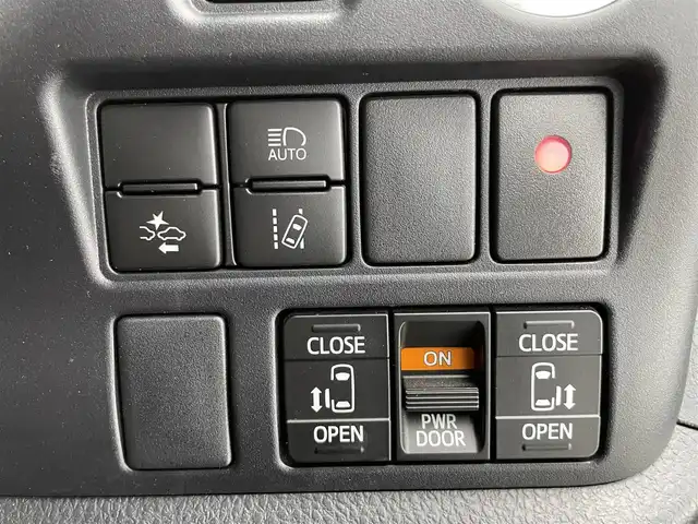 トヨタ ノア Si ダブルバイビーⅢ 滋賀県 2020(令2)年 4.6万km ホワイトパールクリスタルシャイン 純正9インチナビ/・フルセグTV/・Bluetooth/・CD/・DVD/バックカメラ/クルーズコントロール/前後ドライブレコーダー/両側パワースライドドア/ハーフレザーシート/ETC/オートライト/オートハイビーム/ＬＥＤヘッドライト/ＭＴモード付ＡＴ