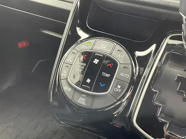 トヨタ ノア Si ダブルバイビーⅢ 滋賀県 2020(令2)年 4.6万km ホワイトパールクリスタルシャイン 純正9インチナビ/・フルセグTV/・Bluetooth/・CD/・DVD/バックカメラ/クルーズコントロール/前後ドライブレコーダー/両側パワースライドドア/ハーフレザーシート/ETC/オートライト/オートハイビーム/ＬＥＤヘッドライト/ＭＴモード付ＡＴ