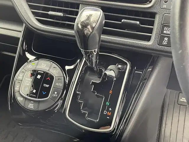 トヨタ ノア Si ダブルバイビーⅢ 滋賀県 2020(令2)年 4.6万km ホワイトパールクリスタルシャイン 純正9インチナビ/・フルセグTV/・Bluetooth/・CD/・DVD/バックカメラ/クルーズコントロール/前後ドライブレコーダー/両側パワースライドドア/ハーフレザーシート/ETC/オートライト/オートハイビーム/ＬＥＤヘッドライト/ＭＴモード付ＡＴ