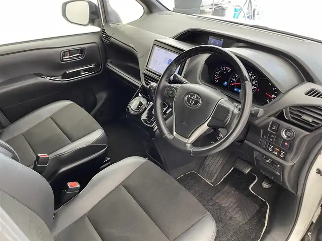 トヨタ ノア Si ダブルバイビーⅢ 滋賀県 2020(令2)年 4.6万km ホワイトパールクリスタルシャイン 純正9インチナビ/・フルセグTV/・Bluetooth/・CD/・DVD/バックカメラ/クルーズコントロール/前後ドライブレコーダー/両側パワースライドドア/ハーフレザーシート/ETC/オートライト/オートハイビーム/ＬＥＤヘッドライト/ＭＴモード付ＡＴ