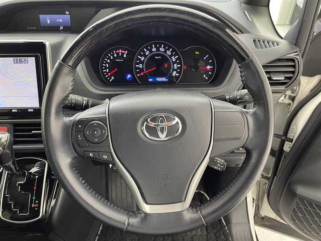 トヨタ ノア Si ダブルバイビーⅢ 滋賀県 2020(令2)年 4.6万km ホワイトパールクリスタルシャイン 純正9インチナビ/・フルセグTV/・Bluetooth/・CD/・DVD/バックカメラ/クルーズコントロール/前後ドライブレコーダー/両側パワースライドドア/ハーフレザーシート/ETC/オートライト/オートハイビーム/ＬＥＤヘッドライト/ＭＴモード付ＡＴ