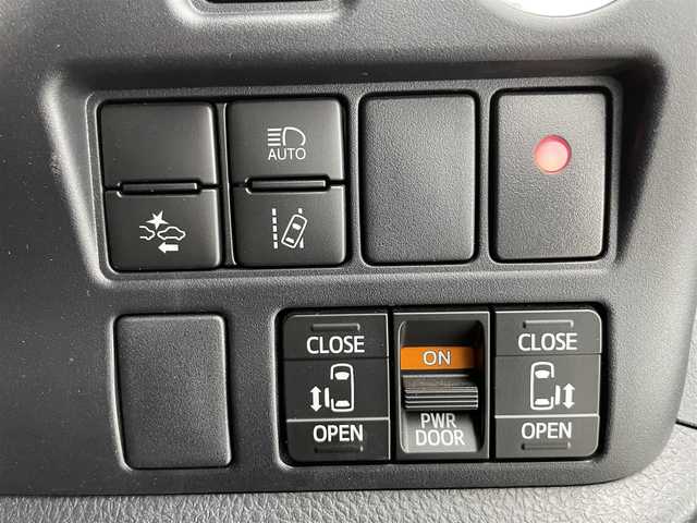 トヨタ ノア Si ダブルバイビーⅢ 滋賀県 2020(令2)年 4.6万km ホワイトパールクリスタルシャイン 純正9インチナビ/・フルセグTV/・Bluetooth/・CD/・DVD/バックカメラ/クルーズコントロール/前後ドライブレコーダー/両側パワースライドドア/ハーフレザーシート/ETC/オートライト/オートハイビーム/ＬＥＤヘッドライト/ＭＴモード付ＡＴ