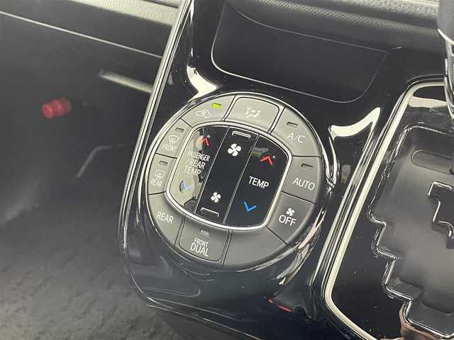 トヨタ ノア Si ダブルバイビーⅢ 滋賀県 2020(令2)年 4.6万km ホワイトパールクリスタルシャイン 純正9インチナビ/・フルセグTV/・Bluetooth/・CD/・DVD/バックカメラ/クルーズコントロール/前後ドライブレコーダー/両側パワースライドドア/ハーフレザーシート/ETC/オートライト/オートハイビーム/ＬＥＤヘッドライト/ＭＴモード付ＡＴ