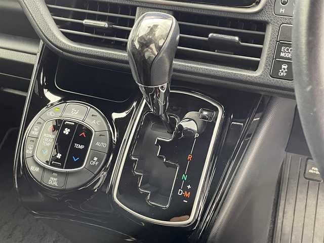 トヨタ ノア Si ダブルバイビーⅢ 滋賀県 2020(令2)年 4.6万km ホワイトパールクリスタルシャイン 純正9インチナビ/・フルセグTV/・Bluetooth/・CD/・DVD/バックカメラ/クルーズコントロール/前後ドライブレコーダー/両側パワースライドドア/ハーフレザーシート/ETC/オートライト/オートハイビーム/ＬＥＤヘッドライト/ＭＴモード付ＡＴ