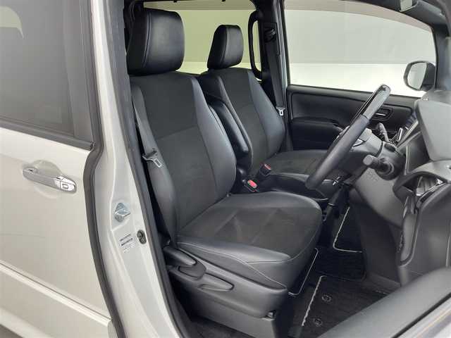 トヨタ ノア Si ダブルバイビーⅢ 滋賀県 2020(令2)年 4.6万km ホワイトパールクリスタルシャイン 純正9インチナビ/・フルセグTV/・Bluetooth/・CD/・DVD/バックカメラ/クルーズコントロール/前後ドライブレコーダー/両側パワースライドドア/ハーフレザーシート/ETC/オートライト/オートハイビーム/ＬＥＤヘッドライト/ＭＴモード付ＡＴ