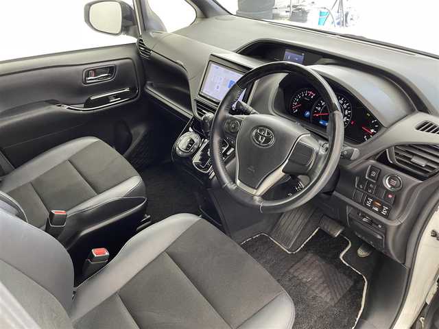 トヨタ ノア Si ダブルバイビーⅢ 滋賀県 2020(令2)年 4.6万km ホワイトパールクリスタルシャイン 純正9インチナビ/・フルセグTV/・Bluetooth/・CD/・DVD/バックカメラ/クルーズコントロール/前後ドライブレコーダー/両側パワースライドドア/ハーフレザーシート/ETC/オートライト/オートハイビーム/ＬＥＤヘッドライト/ＭＴモード付ＡＴ